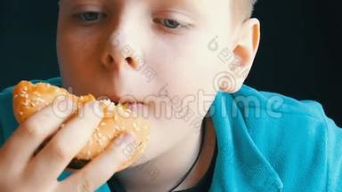 在快餐店里，十几岁的孩子轮流吃汉堡包和油炸鸡翅